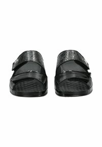 Las sandalias negras presentan una correa superior texturizada con un acabado brillante, cierres ajustables de velcro y una suela acolchada con un diseño estampado.
