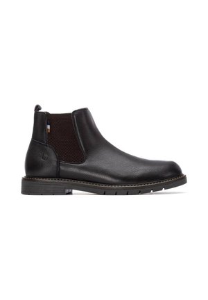Bota Chelsea de cuero negro para el tobillo con panel lateral elástico y tacón bajo apilado, mostrada de perfil sobre fondo blanco.