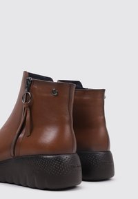 Fluchos Platform ankle boots - camel