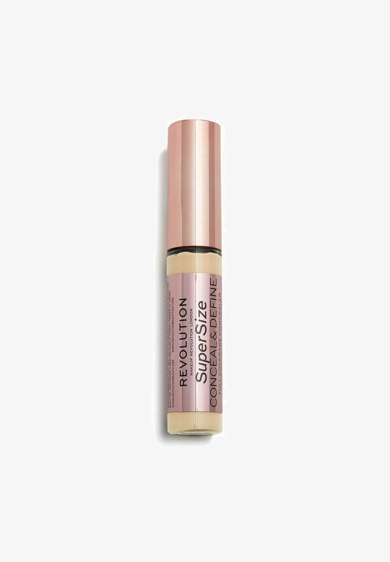 Revolution SuperSize Conceal & Define i en klar cylindrisk tube med en lys beige væske, der har et pink metallisk låg og en slank applikator.