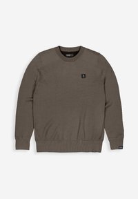 Langärmliger strukturierten brauner Strickpullover mit Rundhalsausschnitt und kleinem schwarzen Patch-Logo auf der Brust und am Handgelenk, flach auf weißem Hintergrund ausgelegt.