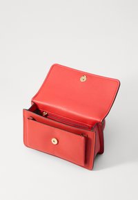 MICHAEL Michael Kors CLAIRE SHOULDER - Soma ar siksnu pāri ķermenim - burnt sienna