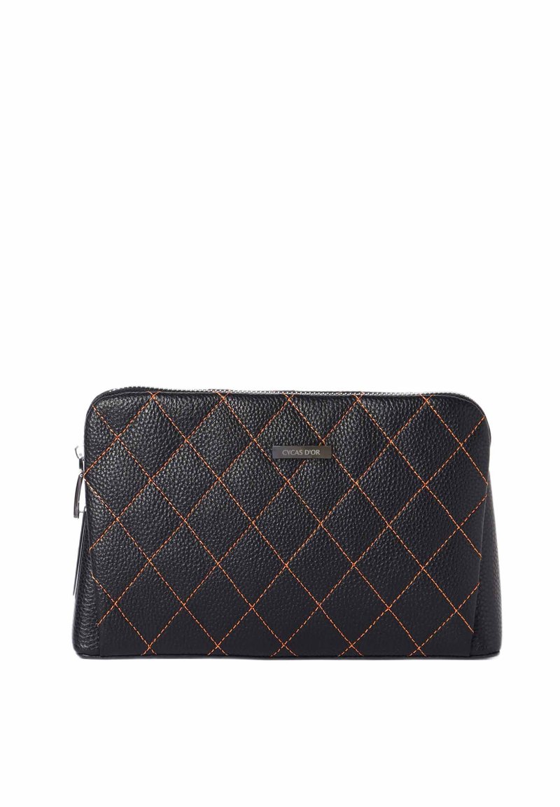 Funda de cuero negro con cremallera, con costuras en patrón de diamante naranja y una pequeña placa metálica con el logotipo centrada en la parte frontal.