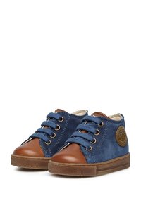 Modré semišové boty na vysoké podrážce s hnědými koženými akcenty, kulatou špičkou, kovovými průvleky a texturovanou gumovou podrážkou. Vytlačené logo na boku.