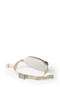 Bauchtasche aus cremefarbenem Stoff mit gestepptem Chevron-Muster, ausgestattet mit einem Reißverschluss mit orangem Futter und einem verstellbaren Riemen mit Kunststoffschnalle.