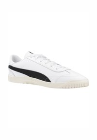 Zapatillas blancas con parte superior de cuero liso, franja lateral negra, punta redonda, cordones planos y suela de goma texturizada.