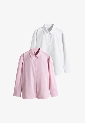 Kaks pikkade varrukatega nööpidega särki, üks heleroosa ees ja teine valge taga, mõlemal nähtavad krae ja varrukapihad.