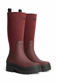 Röda vattentäta gummistövlar med en slät yta, hög skaft och svarta strukturerade sulor. Utrustade med draghandtag för enkel påtagning.