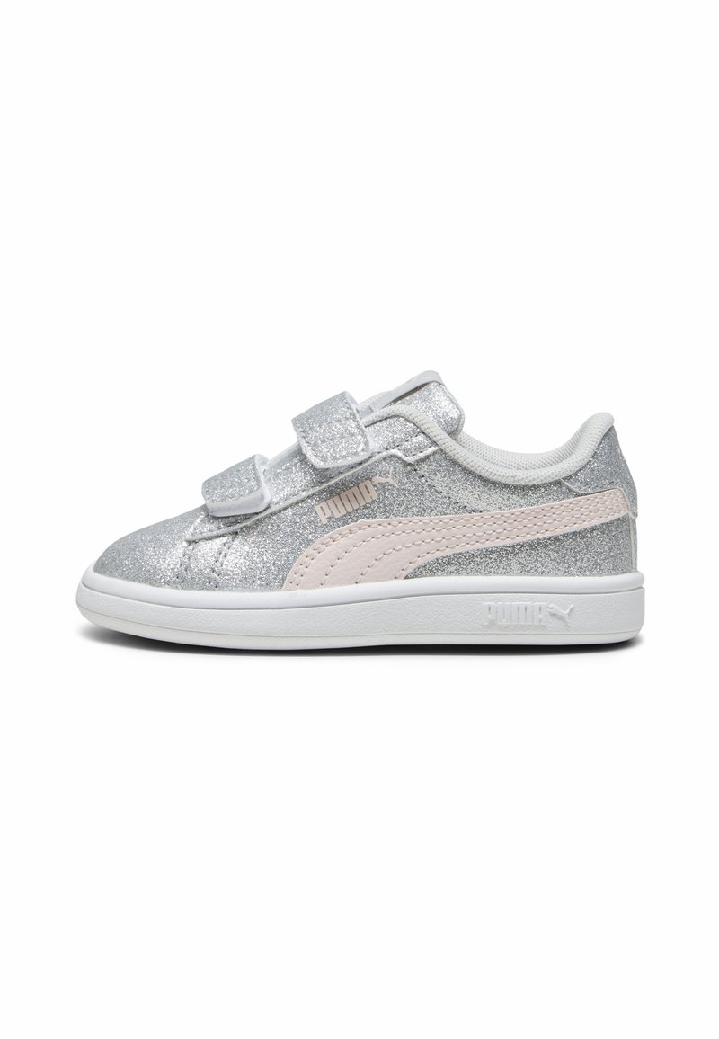 Baskets argentées pailletées avec des accents roses, dotées de deux sangles Velcro, d'un upper texturé et d'une semelle en caoutchouc blanche. Marque PUMA présente.