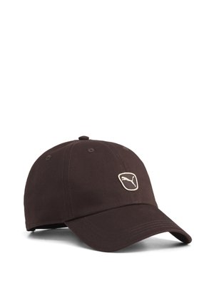 Mørkebrun baseballkasket med buet skygge og broderet Puma-logo foran, vist på hvid baggrund.