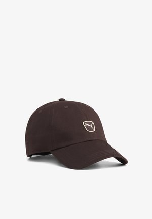 Mørkebrun baseballkasket med buet skygge og broderet Puma-logo foran, vist på hvid baggrund.