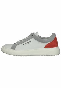 Weißer Sneaker mit grauen Wildledereinsätzen und einer roten Wildlederferse. Verfügt über eine runde Spitze, flache Sohle und Metallösen für die Schnürsenkel.