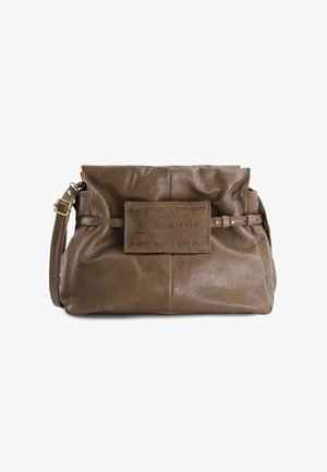 Hnědá kožená taška přes rameno s texturovaným povrchem, velkým obdélníkovým detaily s přezkou a nastavitelným popruhem. Viditelné zipové a šicí detaily.