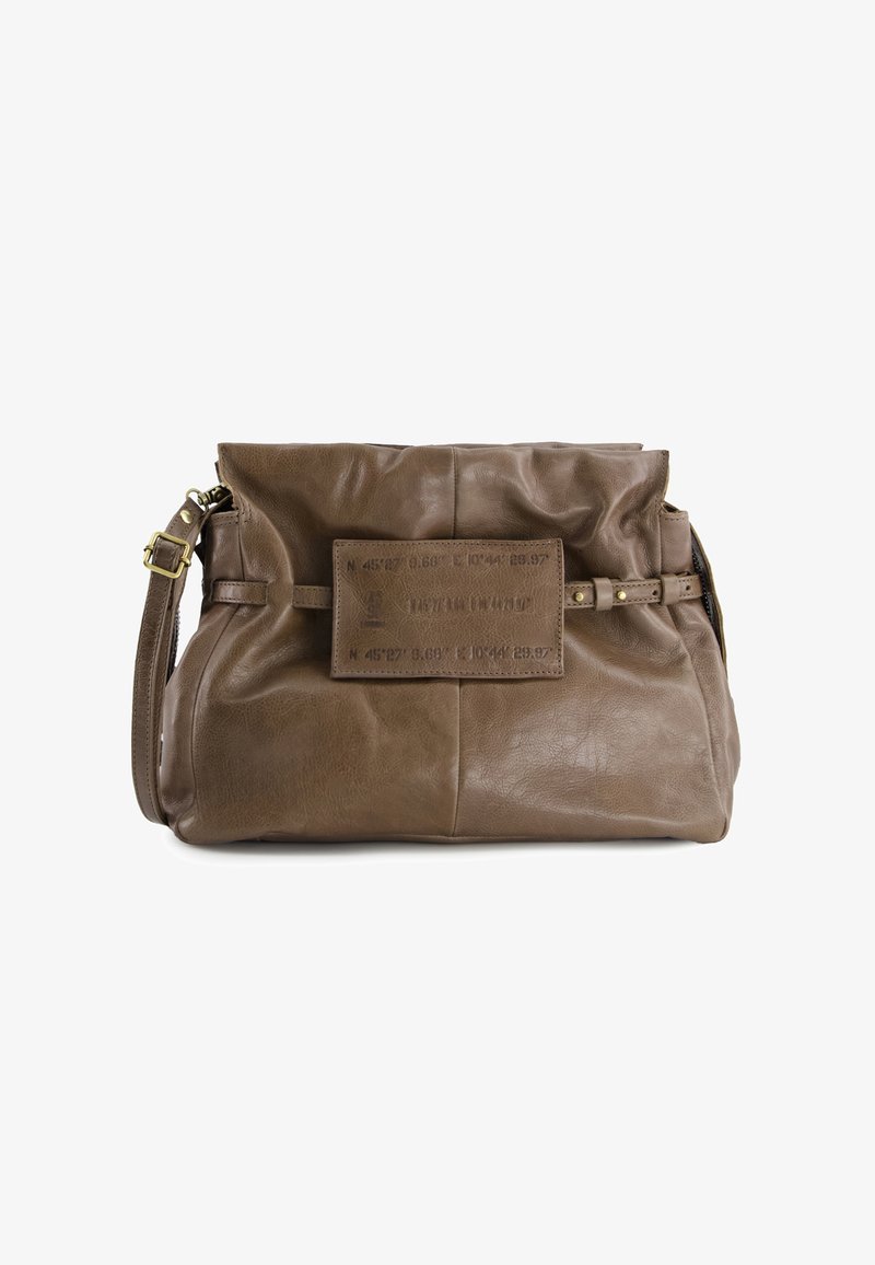Brązowa skórzana torba na ramię o chropowatej powierzchni, z dużym prostokątnym zapięciem oraz regulowanym paskiem. Widoczne akcenty zamka i przeszyć.