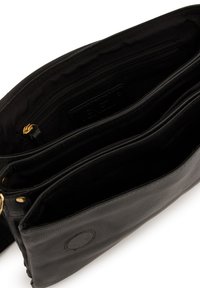 Schwarze Ledertasche mit glatter Textur, goldenen Beschlägen, zwei Fächern und einem Reißverschlussfach innen. Kreisförmiges Logodetail vorhanden.