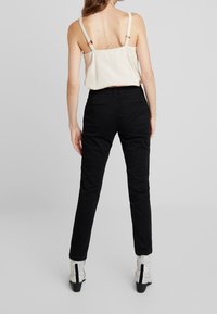 Sisley Tygbyxor - black