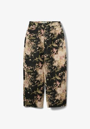 Lilledisainiga püksid, mustal taustal roosade ja kreemjate lillmotiividega, kõrge vöökohaga ja kahe esitaskuga.