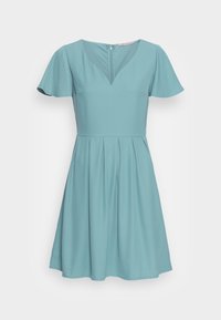 Sukienka z krótkim rękawem w kształcie litery A, wykonana z jasnoniebieskiego materiału, z dekoltem w kształcie litery V, plisowanym dołem oraz zamek błyskawiczny z tyłu.