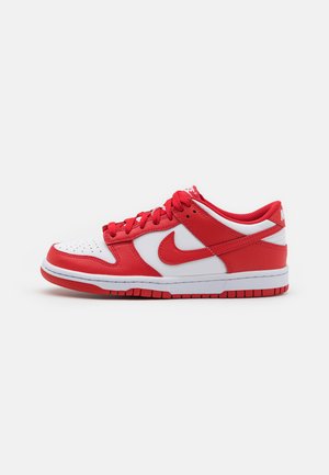 DUNK LOW UNISEX - Trainers - white/university red