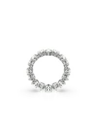 Okrągły pierścionek z naprzemiennymi kwadratowymi przezroczystymi kamieniami osadzonymi w srebrnym metalu, tworząc ciągłą obrączkę o gładkim wykończeniu.