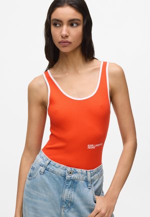 Oranžové rebrované body s bielym lemovaním a logom "KARL LAGERFELD JEANS". Kombinované s svetlomodrými džínsovými šortkami s vysokým pásom.