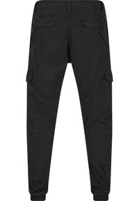 Czarne spodnie cargo wykonane z bawełny, o zwężanym kroju, z elastycznymi mankietami i wieloma bocznymi kieszeniami z klapami zamykanymi na zatrzaski.