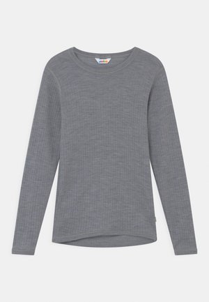 Graues Langarmshirt mit strukturiertem, geripptem Design. Verfügt über einen Rundhalsausschnitt und einen abgerundeten Saum. Das Etikett am Hals enthält bunte Markenkennzeichnung.