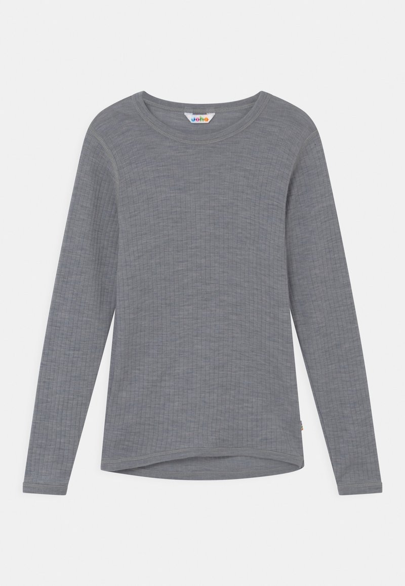 Szara koszulka z długim rękawem o teksturowanym, prążkowanym wzorze. Posiada okrągły dekolt i zaokrąglony dół. Metka przy szyi zawiera kolorowy branding.