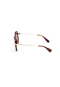 Gafas de sol carey con montura plana, acentos de metal dorado en las varillas y puntas curvadas para mayor comodidad. Los cristales están tintados en un tono oscuro.
