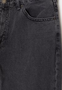 Nahaufnahme von dunkelgrauer Jeans aus Denim, die Vordertasche, Gürtelschlaufe und Details des Metallknopfs zeigt.