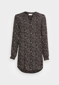 Blusa preta com mangas longas, decote em V e corte solto, apresentando um padrão salpicado em branco e bege. Tecido suave com uma aparência levemente texturizada.