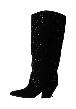 Bota negra de ante hasta la rodilla con puntera puntiaguda, tacón bloque y detalles de tachuelas plateadas en un patrón decorativo.