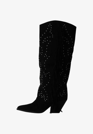 Bota negra de ante hasta la rodilla con puntera puntiaguda, tacón bloque y detalles de tachuelas plateadas en un patrón decorativo.