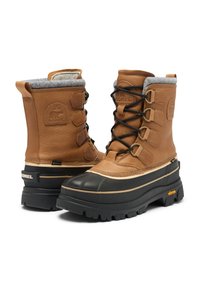 Ruske nahkahiihtokengät harmaalla fleece-vuorilla, mustalla kumikärjellä ja Vibram-pohjalla. Varustettu metallisilla koukuilla ja säädettävillä nauhoilla.