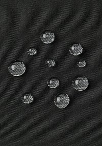 Des gouttes d'eau claires de tailles variées sur une surface noire texturée, mettant en valeur une surface lisse et réfléchissante avec des formes circulaires distinctes.