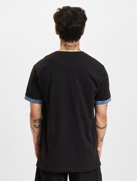 Black short-sleeve t-shirt featuring blue-accented sleeves. Made of soft fabric, it has a relaxed fit and a smooth texture.