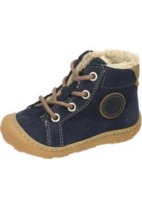 Marineblaue Lederstiefelette mit Webpelzfutter, braunen Schnürsenkeln, Gummisohle und rundem Logodetail an der Seite; sichtbare Steppnähte.