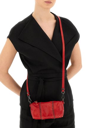 Borsa a tracolla rossa in pelle con forma arrotondata, dalla finitura testurizzata e dettagli decorativi in metallo lungo i lati.