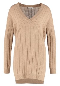 Pull en maille côtelée beige à manches longues avec col en V et poignets ajustés.