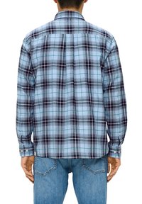 Camicia a maniche lunghe a quadri in blu chiaro con accenti in blu scuro e verde. Presenta polsini con bottoni e colletto classico. Vista posteriore mostrata.