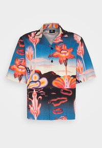 Cămașă cu mâneci scurte, confecționată dintr-un material ce prezintă un design floral vibrant în nuanțe de albastru, roz și portocaliu. Include nasturi negri.