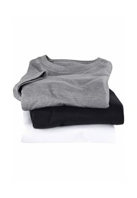Trois T-shirts empilés en gris, noir et blanc. Chaque T-shirt a un col rond, des manches courtes et une texture en coton lisse.