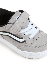 Sive sneakers od nubuka s crnim i bijelim detaljima, sadrže čičak remen, bijele vezice i teksturiranu gumenu podlogu s perforacijama.