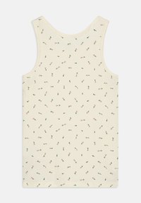 Kremfarget tanktop med blomstermønster av små rosa blomster og grønne blader, med rund hals og ermeløs design.