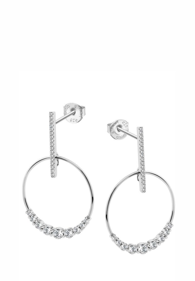 Boucles d'oreilles en argent en forme de créole avec une barre verticale, ornées d'une rangée de pierres précieuses le long de la créole, finition en métal lisse et accents brillants.