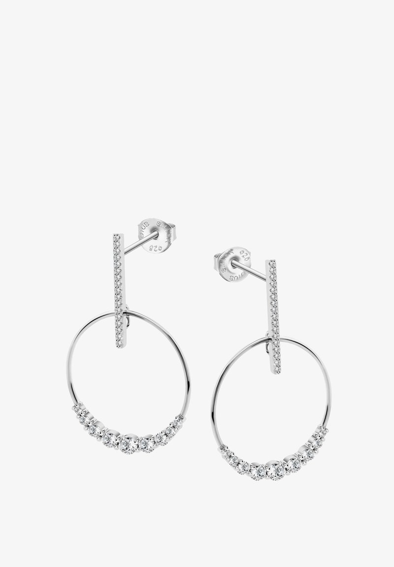 Boucles d'oreilles en argent en forme de créole avec une barre verticale, ornées d'une rangée de pierres précieuses le long de la créole, finition en métal lisse et accents brillants.