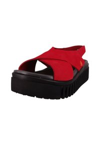 Sandale rouge avec des brides croisées, Semelle plateforme noire, finition texturée, design à bout ouvert et bride élastique au talon pour un maintien sécurisé.