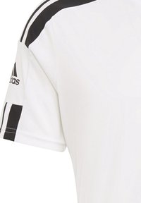 Maglietta atletica bianca con strisce nere sulle spalle e logo nero sulla manica. Tessuto morbido, maniche corte, scollatura tonda e cuciture rinforzate.