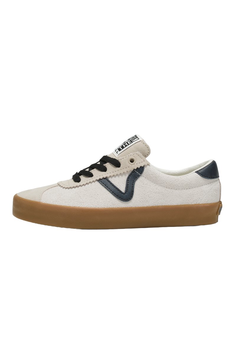 Beige Wildlederschuhe mit schwarzen Schnürsenkeln, marineblauen Akzenten und brauner Gummisohle. Enthält ein Logo-Tag an der Ferse und gestickte Details im oberen Bereich.