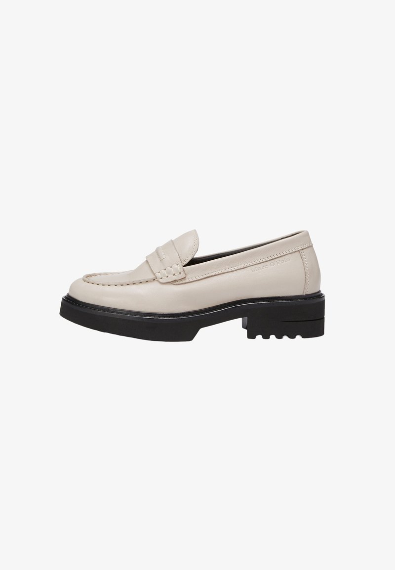 Mocassin en cuir crème avec semelle noire épaisse, petit talon, détails cousus et bride à l'avant.